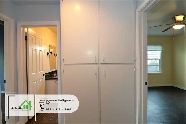 Building Photo - 875 Lakeview Dr