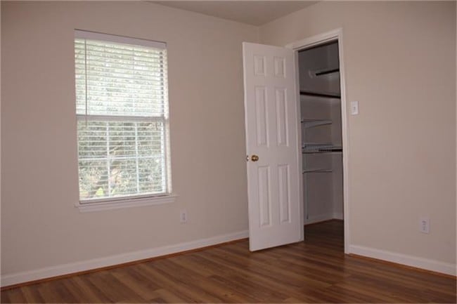 Building Photo - 6622 High Knoll Dr