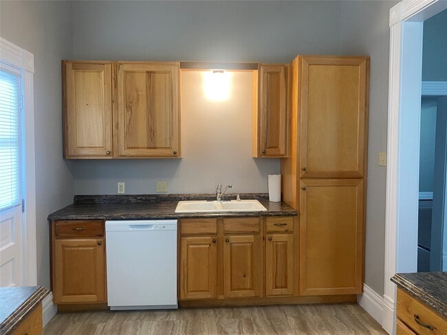 Building Photo - 917 Pinckney St