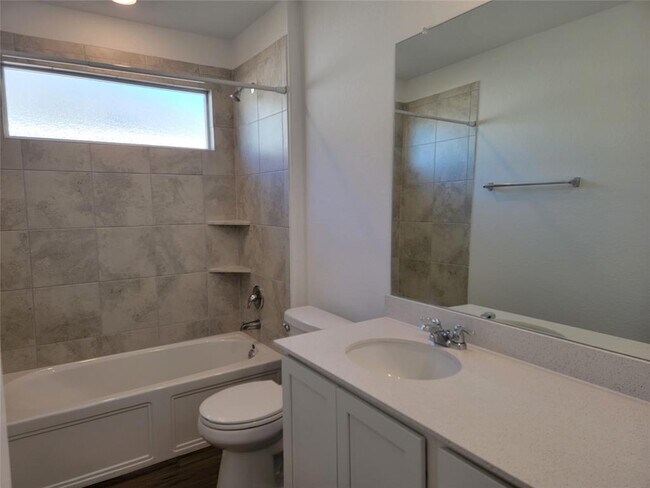 Building Photo - 105 Ulmus St