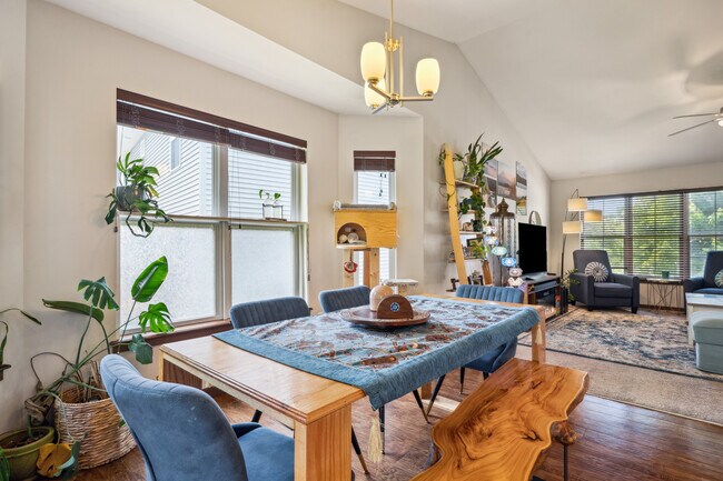 Building Photo - 868 McCollister Ct