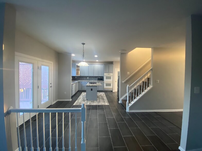 Building Photo - 6765 Sutton Oaks Way