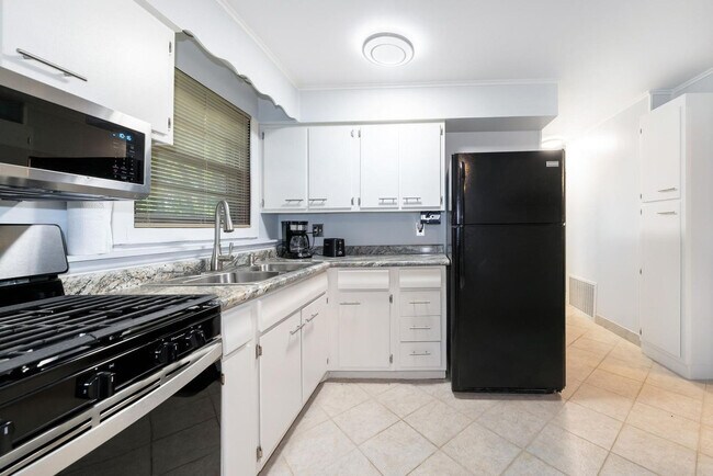 Building Photo - 234 N Hamilton St