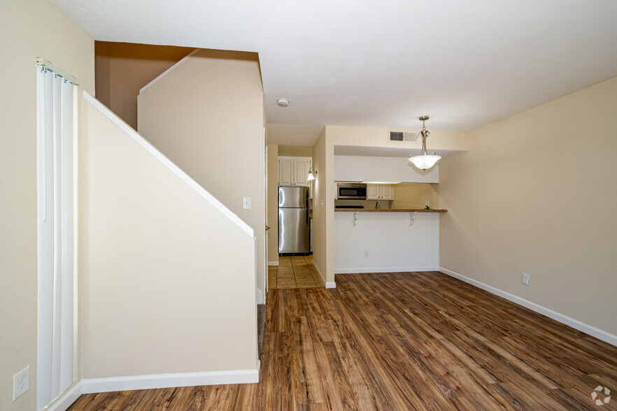 2BR, 1.5BA - 875SF - Woodburn Townhomes