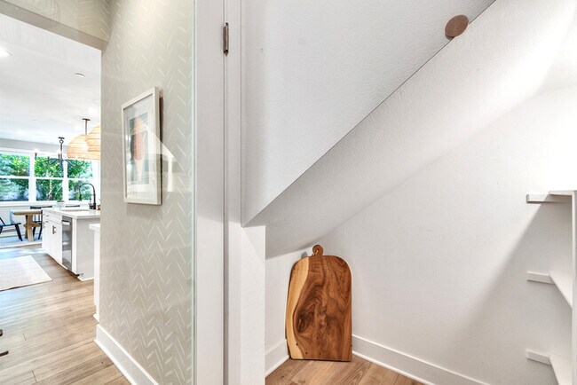 Building Photo - Light and bright 4 bedroom 3 bath beauty i...