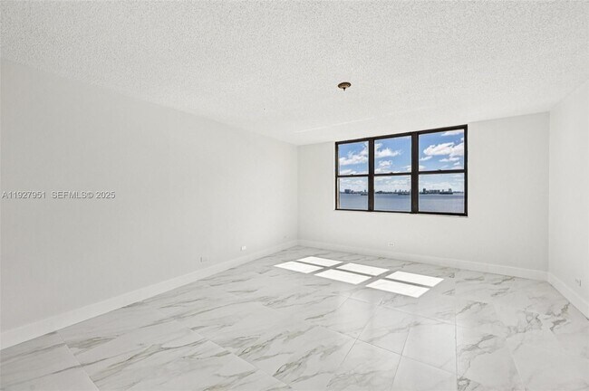 Building Photo - 1800 NE 114th St