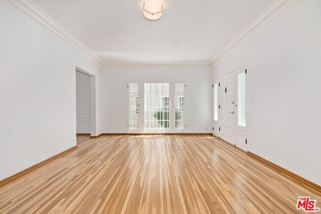 Building Photo - 448 1/2 S Wilton Pl