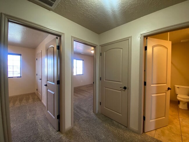 Building Photo - DARLING TOWNHOME AVAILABLE FOR RENT!
