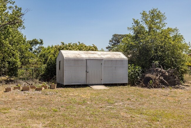 Building Photo - 240 Maywood Dr