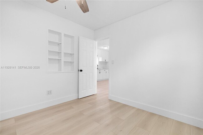 Building Photo - 880 Oriole Ave