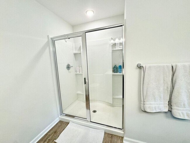 Building Photo - 1/2 off 1st and 2nd month rent - Pristine ...