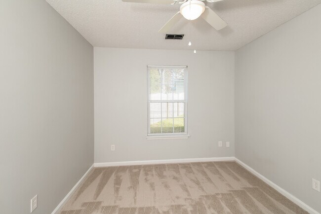 Building Photo - 5 Arthurdale Ct