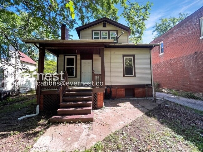 Building Photo - 3 Bed, 2 Bath Home with Off-Street Parking / Vouchers Accepted /Move-In Bonus: Move in this July ...