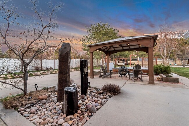 Building Photo - Beautiful 5-Bedroom Home in Sandy!