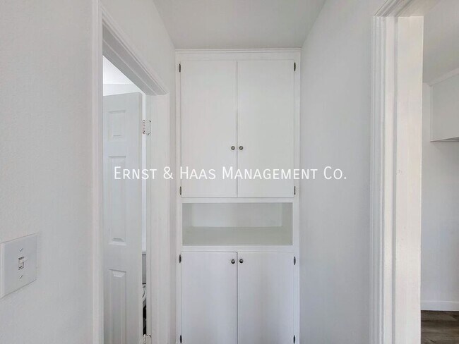 Building Photo - 1027 E 7th St