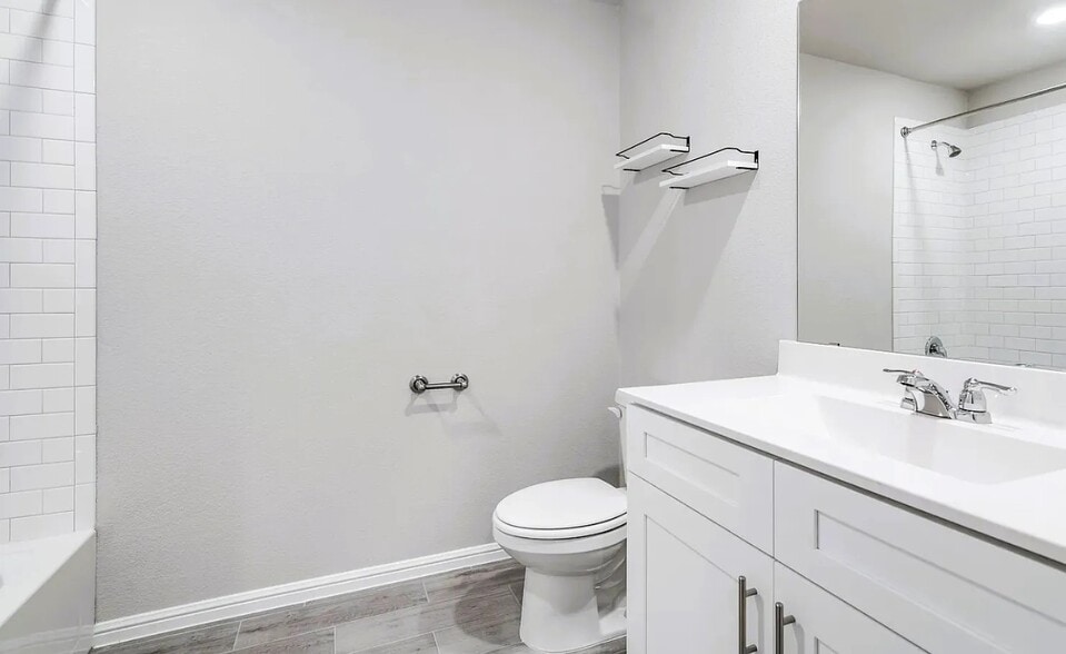 2nd floor full bathroom - 3417 Lake District Ln