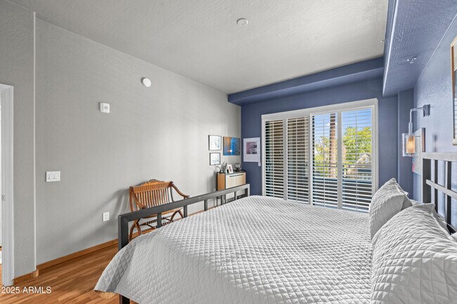 Building Photo - 17 W Vernon Ave