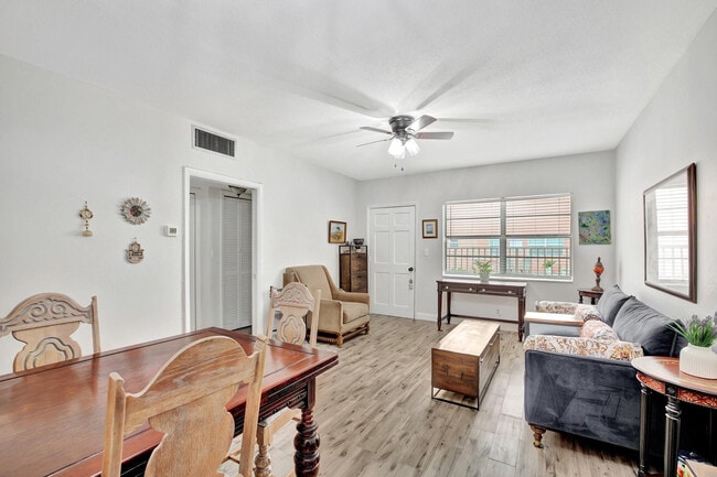 Building Photo - 1450 N Riverside Dr