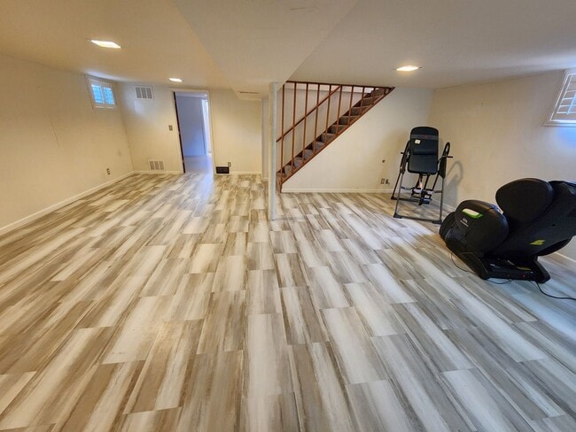 Building Photo - Beaufiful 3 bedroom rancher with attached ...