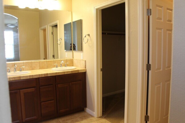 Building Photo - Two Bedroom Condo in South Reno