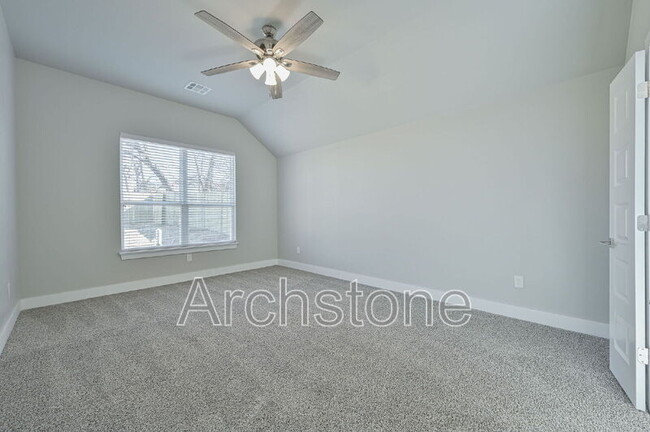 Building Photo - 2140 N Everest Ave