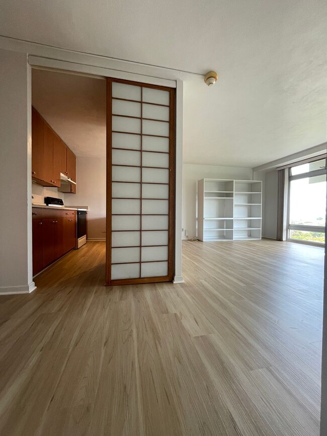 Building Photo - Gorgeous 11th Floor Views, Clean, New Flooring, New Fridge and Available Now.
