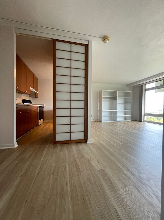 Building Photo - Stunning Views, Clean, New Flooring, Close to Downtown!