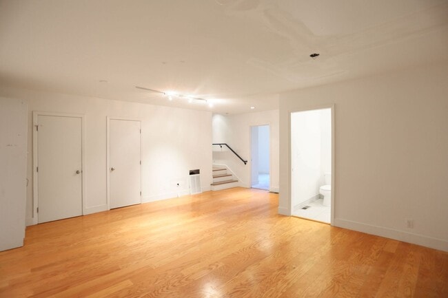Building Photo - Spacious three-story 4BR/3BA single family home in Bernal Heights, Deck, View,W/D,Storage(637 Per...