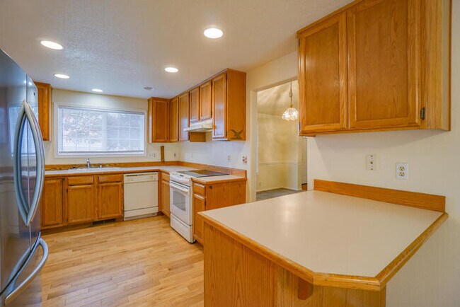 Building Photo - LARGE THREE BEDROOM HOME WITH RV /BOAT PAR...