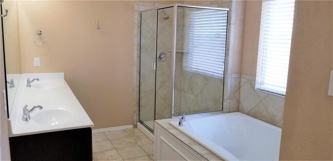 Building Photo - 15537 Gatehouse Dr