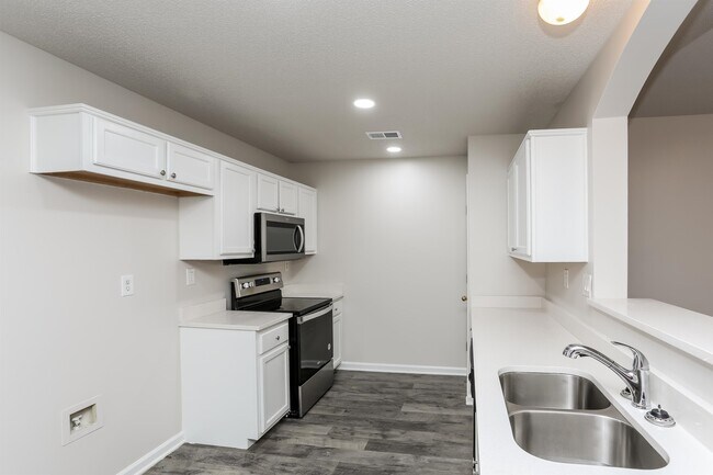 Building Photo - 10426 Redmond Cir N