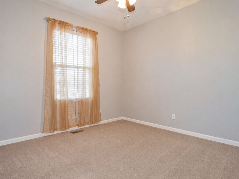 Building Photo - 1641 Dogwood Ln