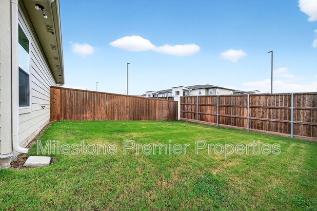 Building Photo - 2813 Peony Dr