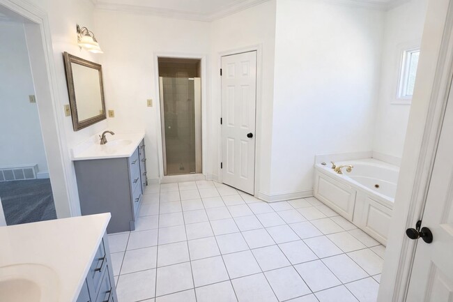 Building Photo - 565 Schaeffer Loop