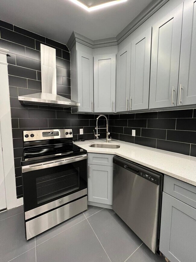 Building Photo - 423 Shelton Ave