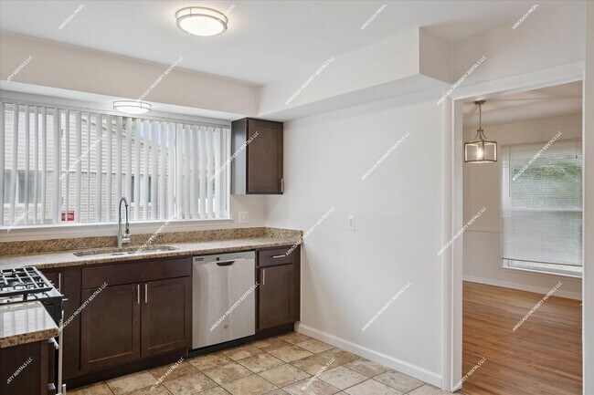 Building Photo - Rare Rental! Beautiful 1900 sq ft 3-bedroo...