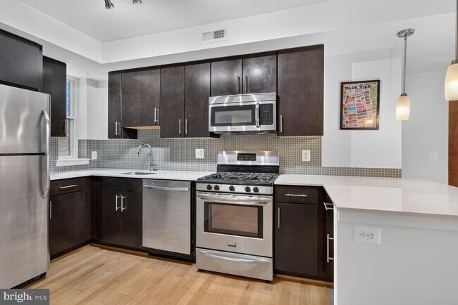 Building Photo - 809 Otis Pl NW