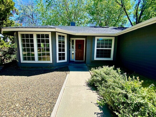 Building Photo - 4 Bedroom 2 bath Home in NW Boise