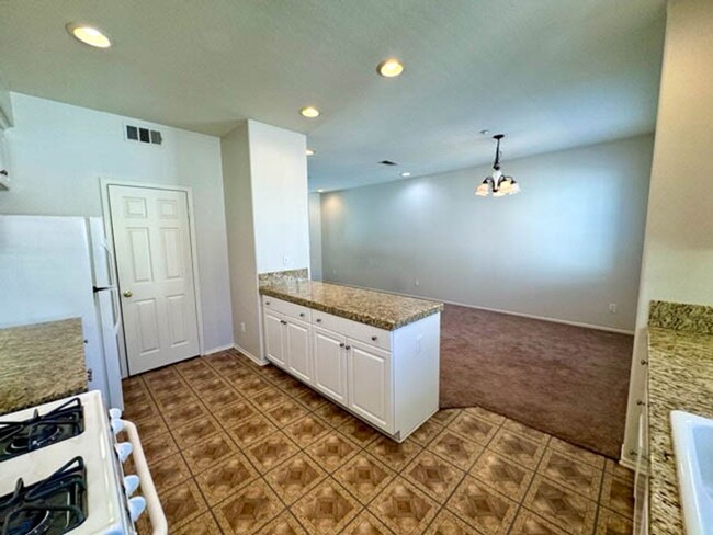 Building Photo - 3 bedroom Murrieta Condo in the gated Will...