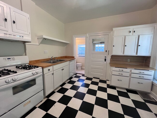 Building Photo - Single Family Heritage Hill Home! Two Bedr...