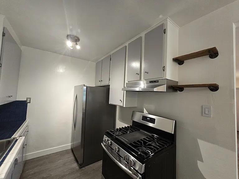 Building Photo - 5710 Vineland Ave