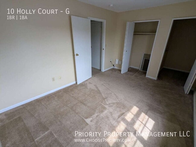 Building Photo - 10 Holly Ct