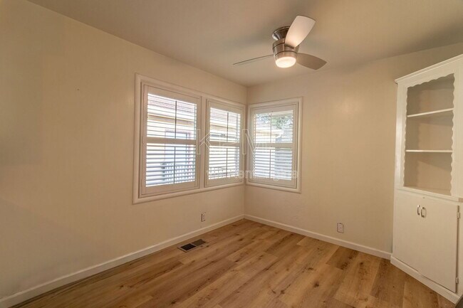 Building Photo - 966 W Mariposa Ave