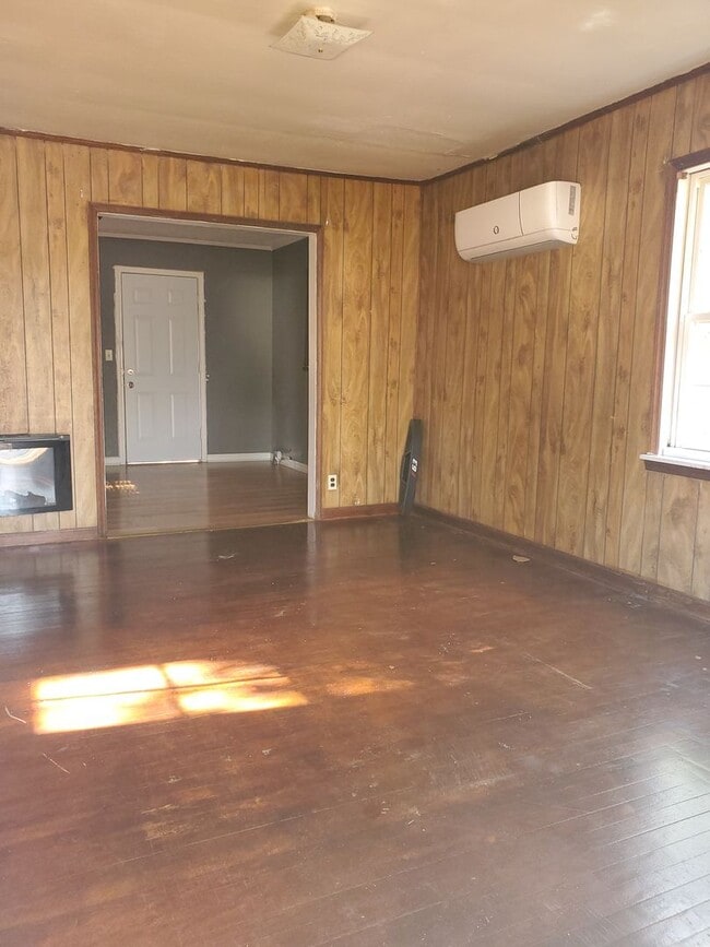Building Photo - Cozy House
