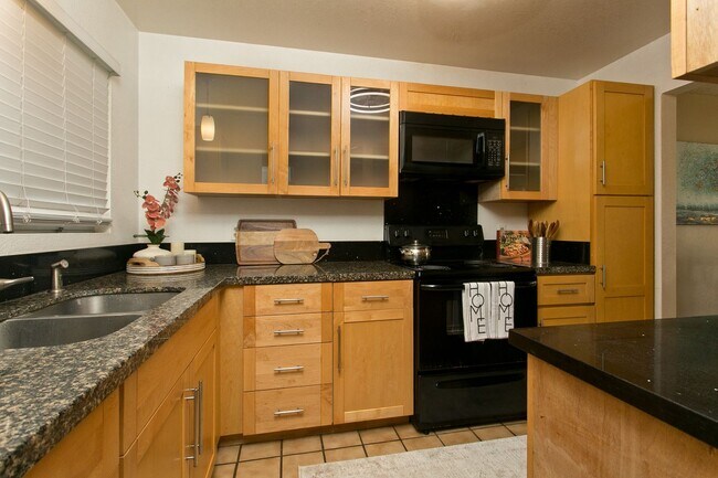 Building Photo - Beautiful 3 bedroom 1 1/2 bath townhome in Pearl City w/2 parking side by side