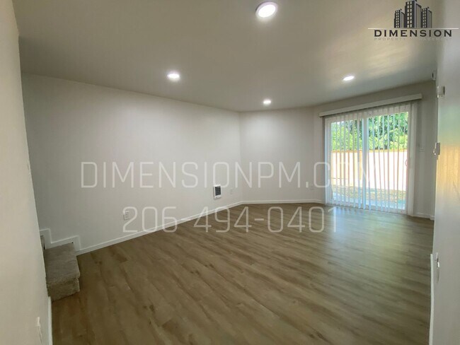 Building Photo - Newly Refreshed 2 Bed Duplex