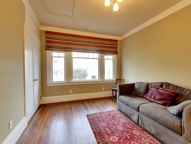 Building Photo - STUNNING 2/2 W/ Dining Room and LARGE Atti...