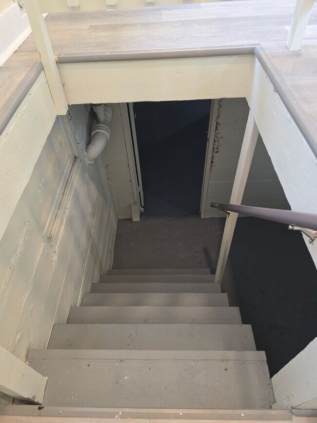 Building Photo - 2 Bedroom Duplex with Basement & 2-Car Garage