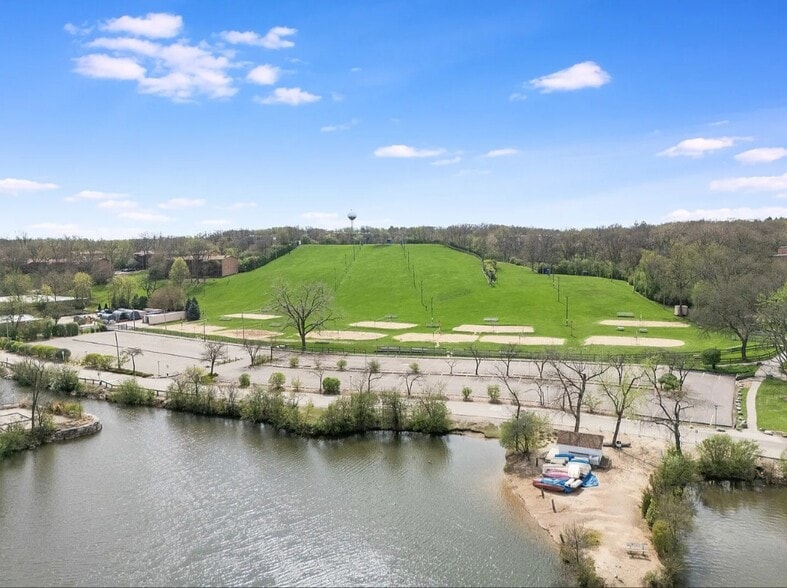 Building Photo - 5511 E Lake Dr