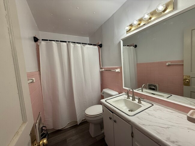 Building Photo - 1164/1166 Raymond Road Duplex